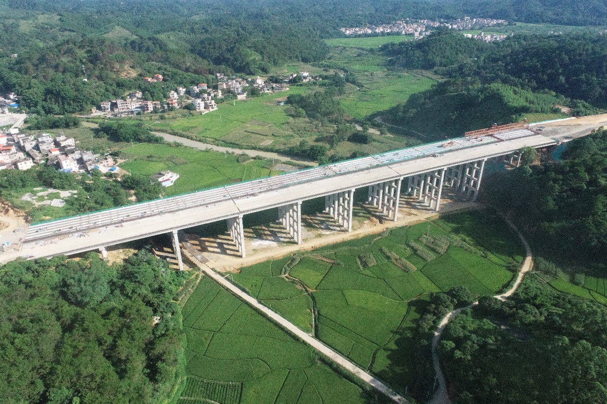 南横高速项目岸坡大桥顺利贯通