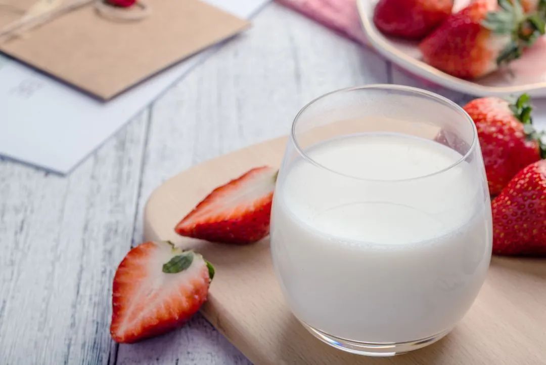 【健康科普】晚上喝牛奶等于“服毒”？什么时间喝牛奶最好？4个误区别再犯