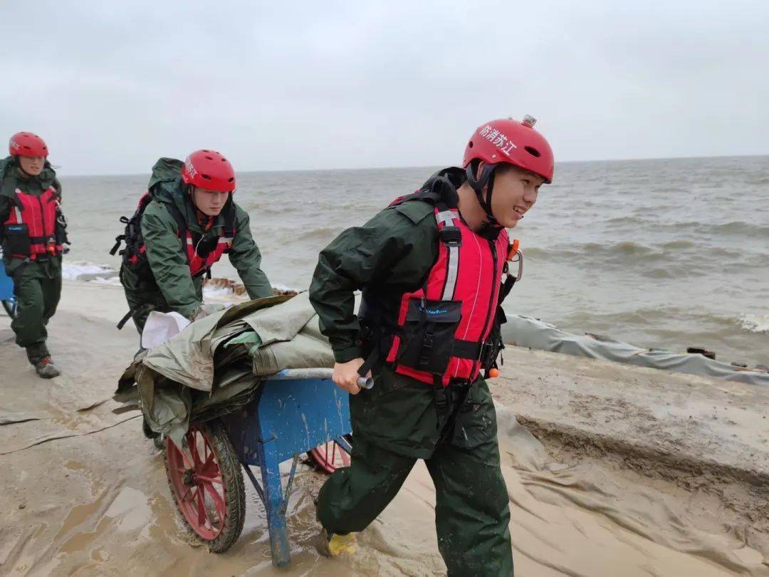 重庆团员青年冲锋在抗洪抢险和灾后重建一线 灾情在哪里 青年就在哪里