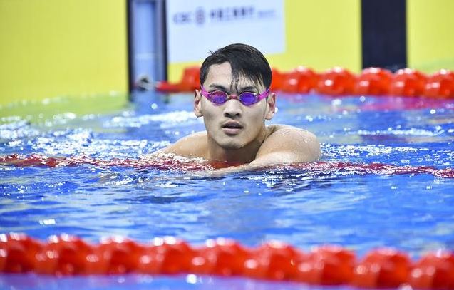 全国游泳锦标赛：潘展乐100米自由泳预赛第一