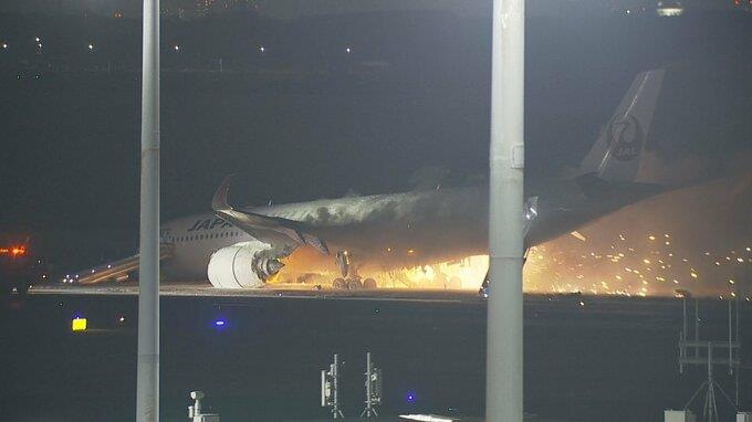 日本东京羽田机场跑道发生火灾 一架日本航空飞机起火