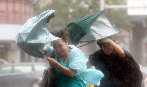 受超强台风“摩羯”影响 香港出现狂风暴雨天气