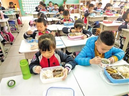 重庆一小学发“好习惯手册”：吃饭时请长辈先坐