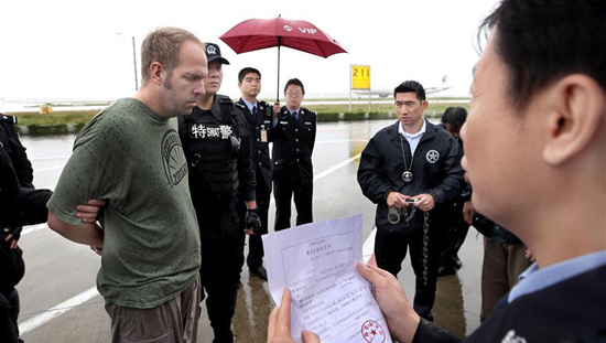 中国警方向美国遣返一名红通逃犯