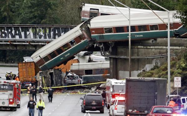美列车华盛顿州脱轨：车厢摔下铁路桥，77人被送院已致6死